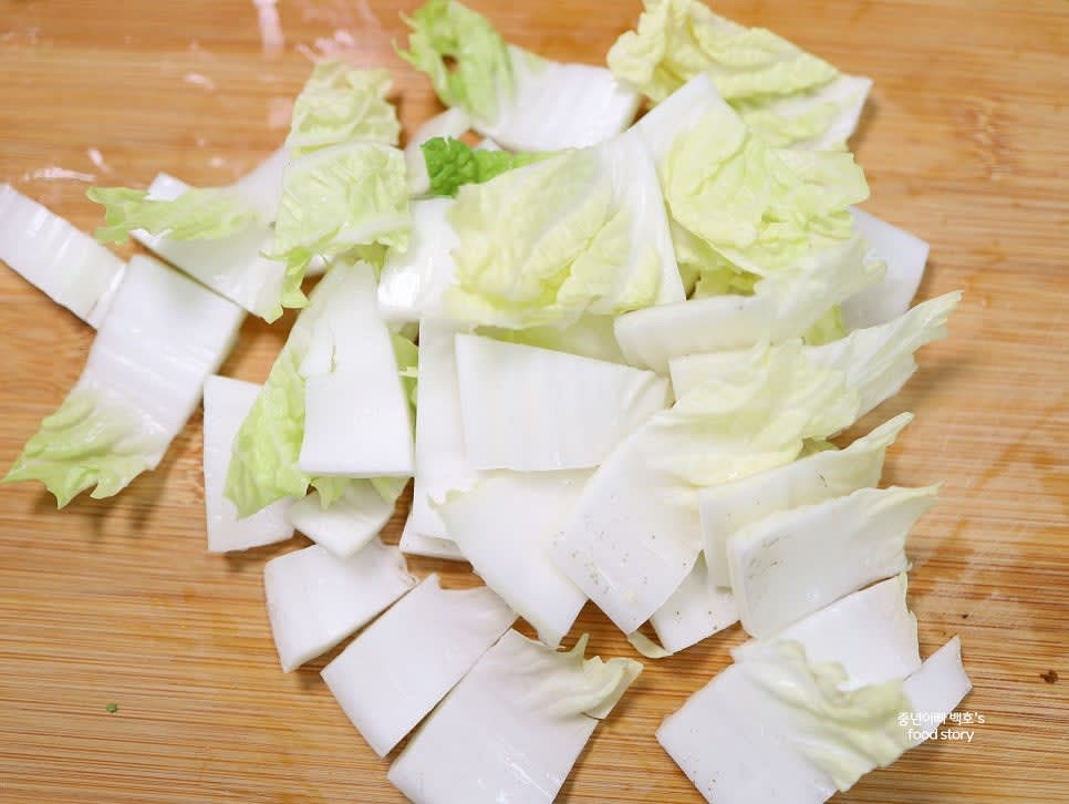 배추는 먹기 좋은 크기로 자르고, 청경채는 큰 잎은 반으로 잘라 준비합니다.