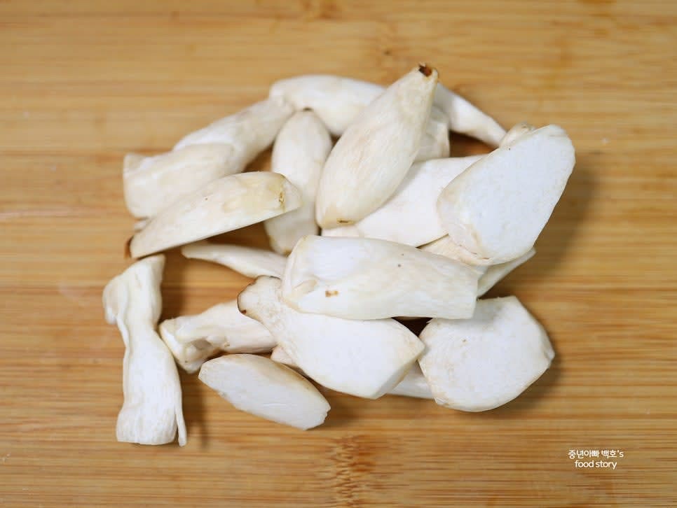 표고버섯, 새송이버섯, 목이버섯도 얇게 썰어 준비합니다.