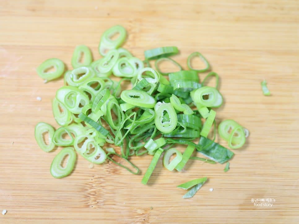 대파는 송송 썰어 고명으로 준비합니다.