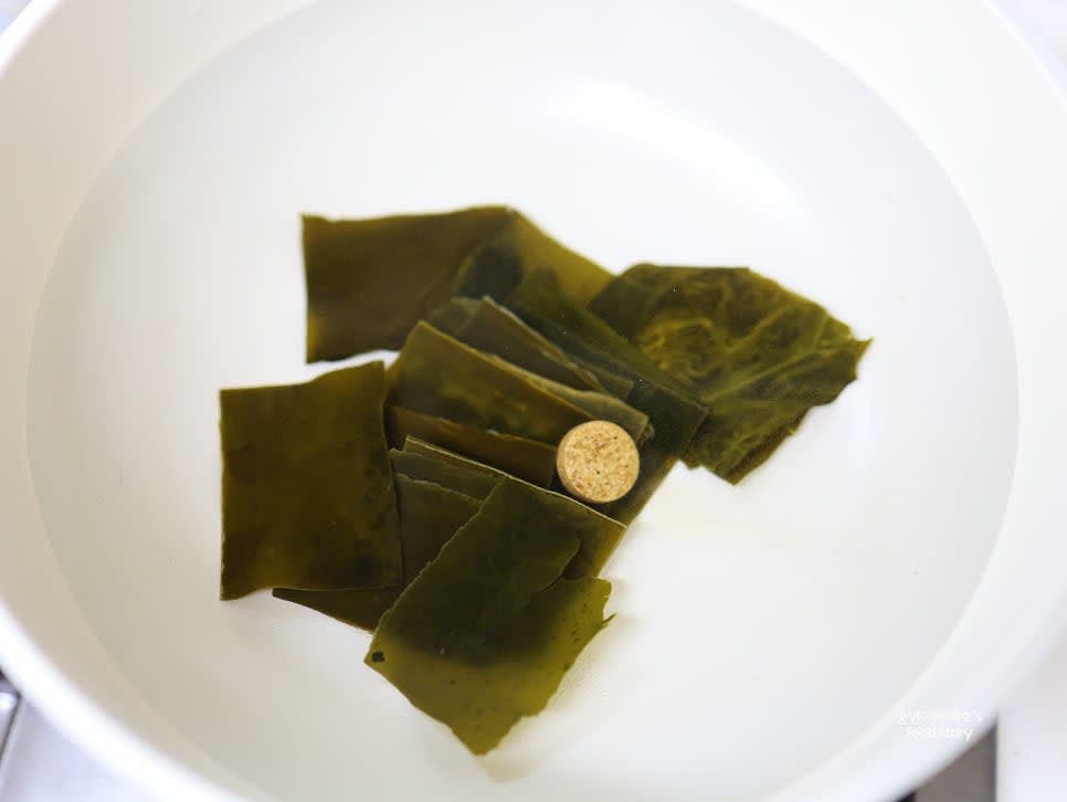 냄비에 물 1500ml를 붓고, 국물용 다시마와 동전 육수 1알을 넣고 끓입니다.