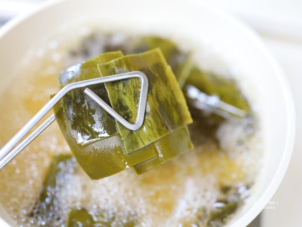 끓기 시작하면 장국 소스 3스푼, 쯔유 간장 5스푼을 넣어 간을 맞추고 다시마를 건져냅니다.