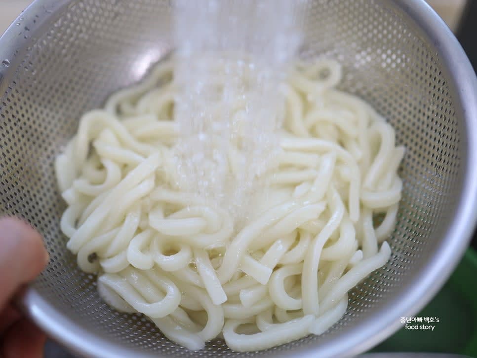 냉동 우동면을 끓는 물에 1~2분간 삶아 찬물에 헹구어 물기를 뺍니다.