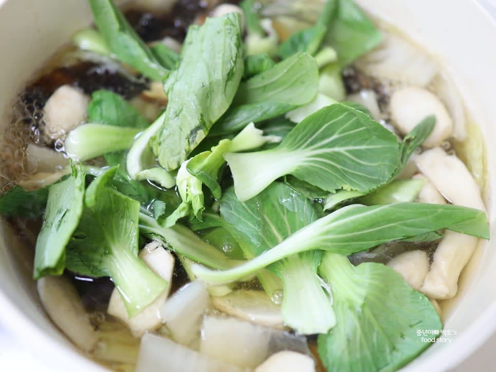 우동 육수에 배추와 버섯을 넣고 끓이다가 마지막에 청경채를 넣어 살짝 익힙니다.