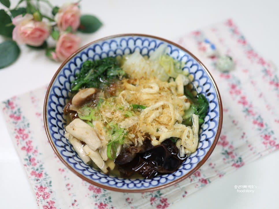 유부와 송송 썬 대파를 올리고 가쓰오부시를 듬뿍 뿌려 완성합니다.