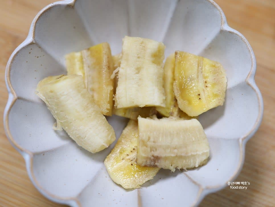 바나나는 껍질을 벗기고 적당한 크기로 잘라 준비합니다.