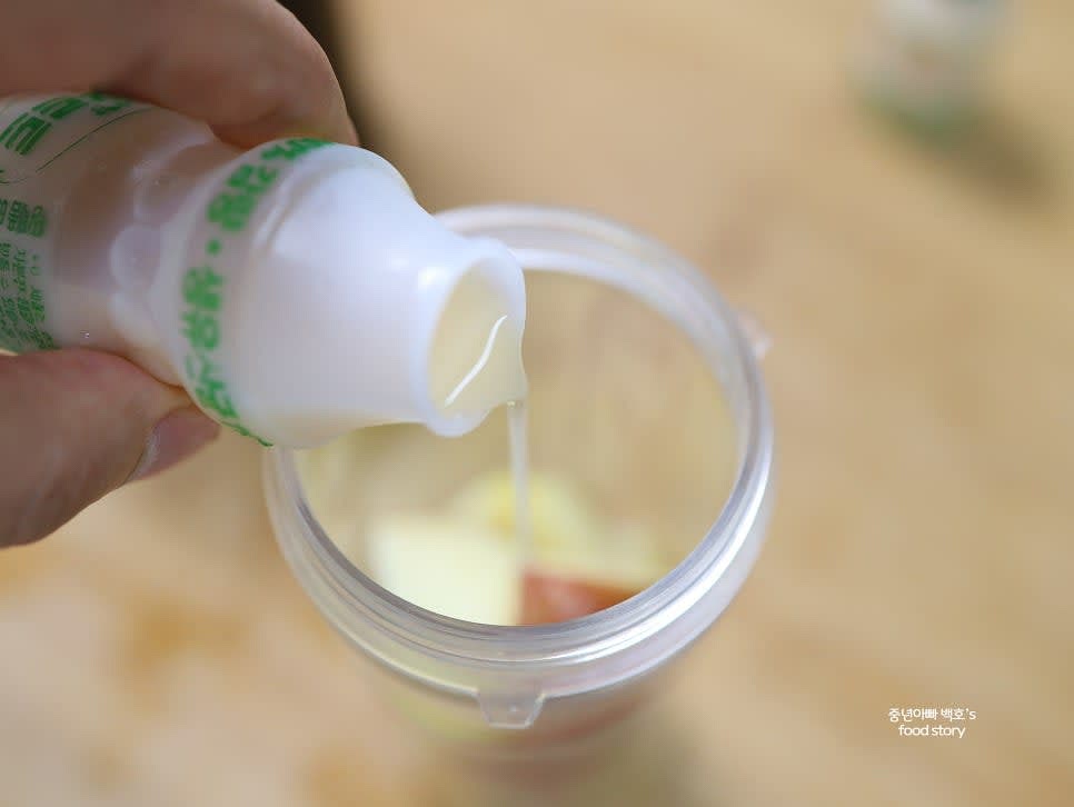 요구르트 2병 (130ml)을 모두 믹서기에 붓습니다.