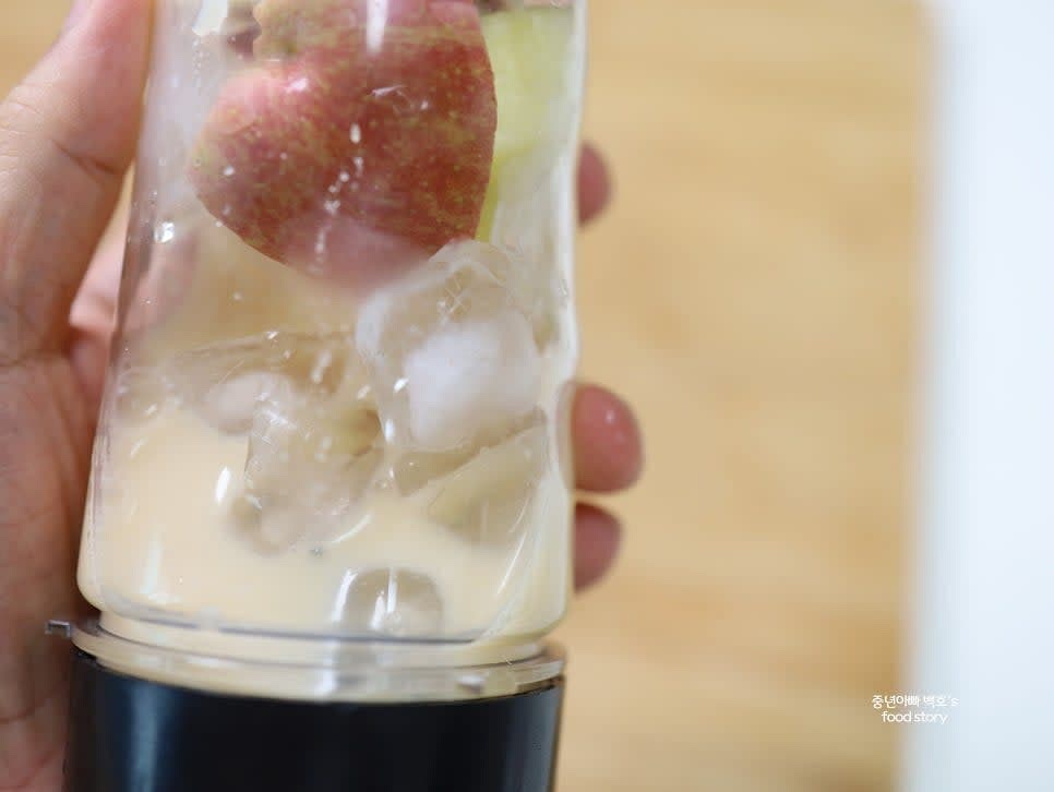 얼음을 1컵 (또는 반컵) 정도 추가합니다.