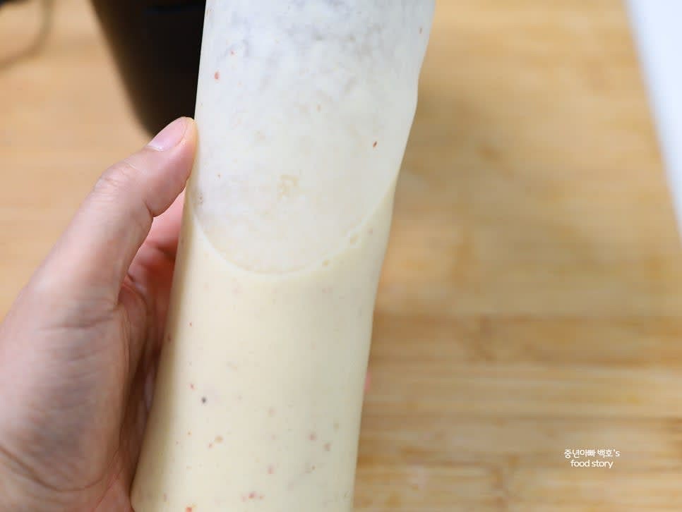 믹서기로 곱게 갈아줍니다.