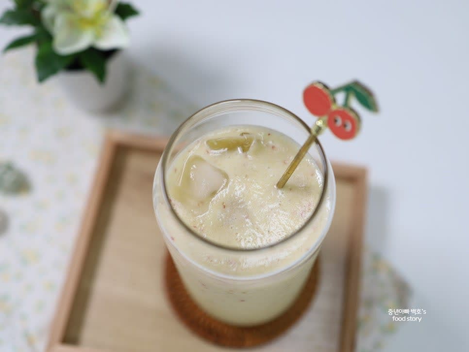 잔에 따라 완성된 주스를 담고, 얼음을 몇 개 추가로 띄워줍니다.