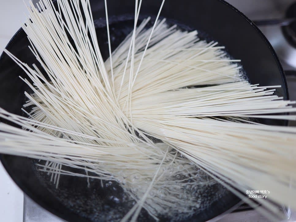 중면을 넉넉한 물에 팔팔 끓인 후 삶아줍니다. 삶는 중간에 찬물을 2~3번 부어 면을 쫄깃하게 만들어줍니다.