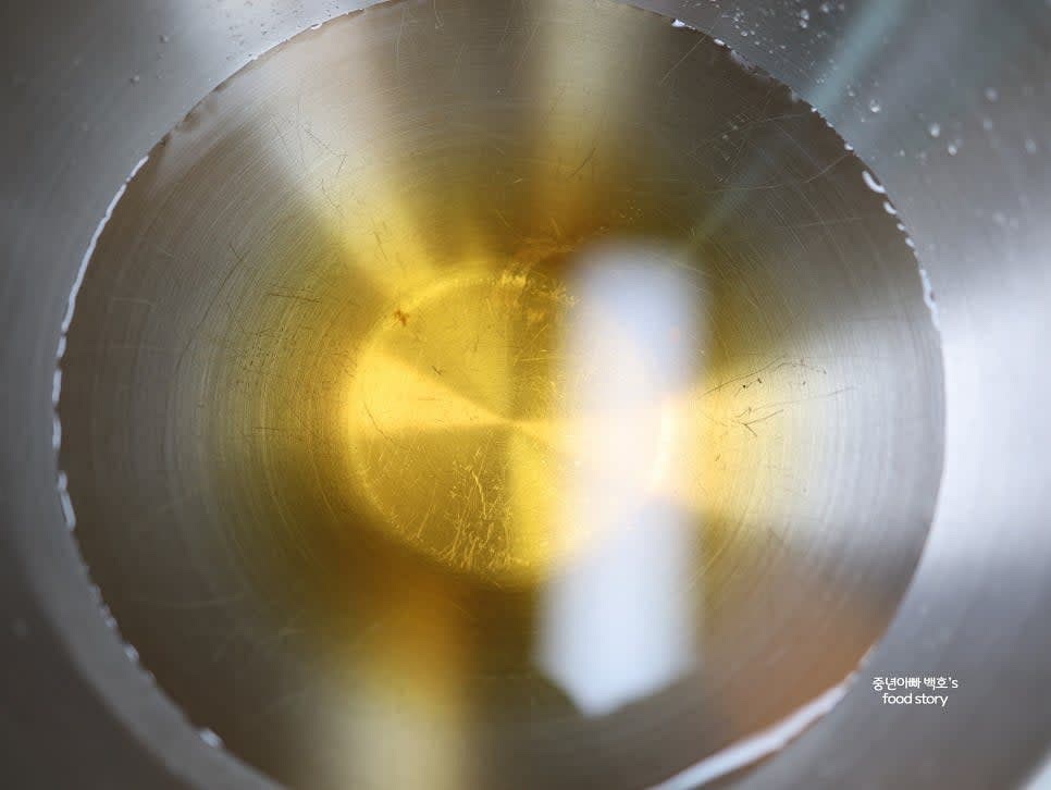 생수 1200ml에 장국 소스와 참외장아찌 간장소스를 넣고 간을 맞추어 냉국 육수를 준비합니다.