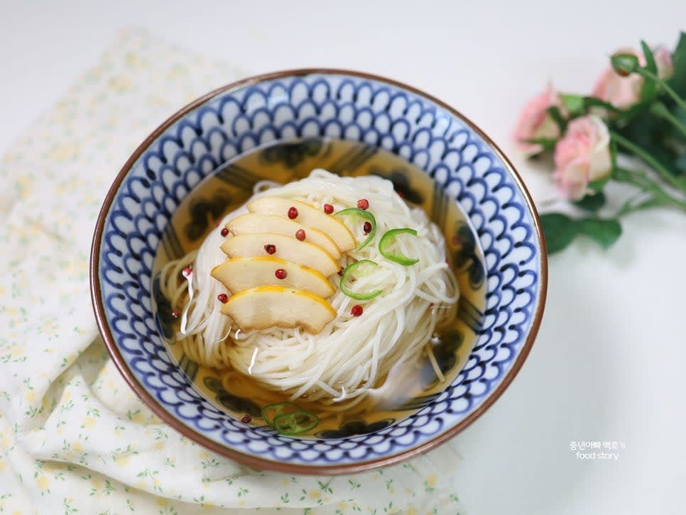 냉국 육수를 붓고, 청양고추와 레드 페퍼를 고명으로 올립니다.
