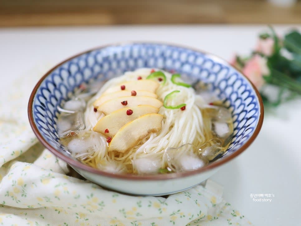 얼음을 띄워 시원하게 마무리합니다.