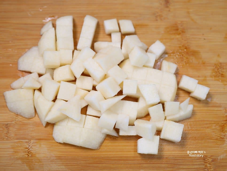 배의 껍질을 벗기고 4각 모양으로 적당한 크기로 썰어줍니다. 크기에 따라 맛이 달라지므로 취향에 맞게 조절합니다.