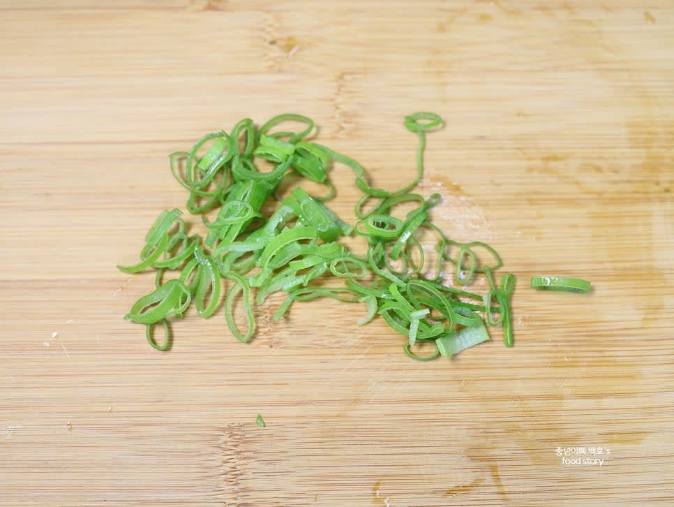 대파 또는 쪽파를 1스푼 정도 송송 썰어 준비합니다.