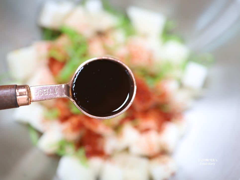 다진 마늘 1/2스푼과 까나리 액젓 1스푼을 넣습니다. 액젓은 깍두기 맛을 좌우하므로 생략하지 않는 것이 좋습니다.