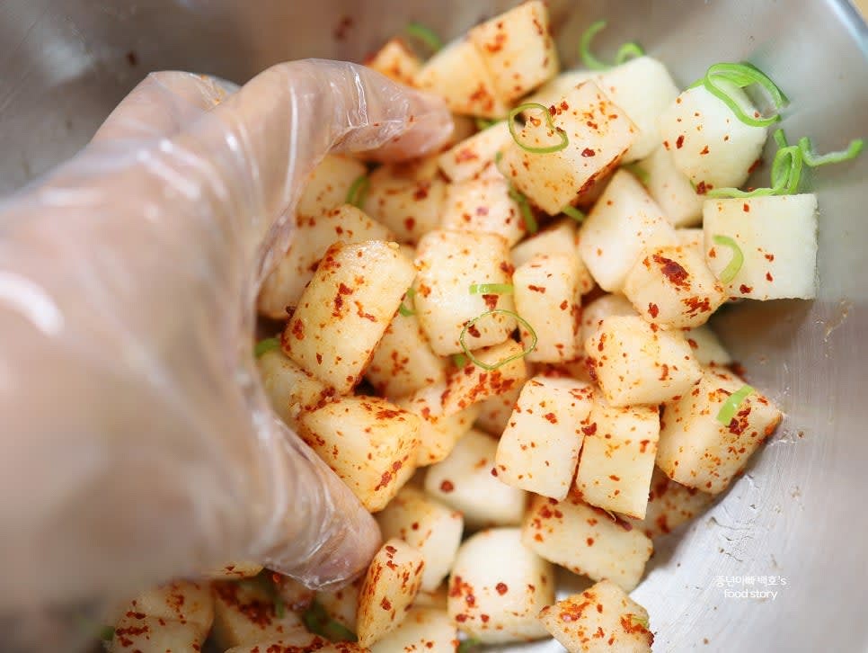 모든 재료를 조물조물 잘 섞어줍니다. 양념이 배에 골고루 묻도록 충분히 버무려주세요.
