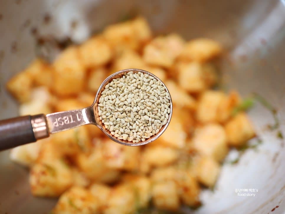 마무리로 통깨 1스푼을 뿌려 가볍게 섞어주면 완성됩니다.