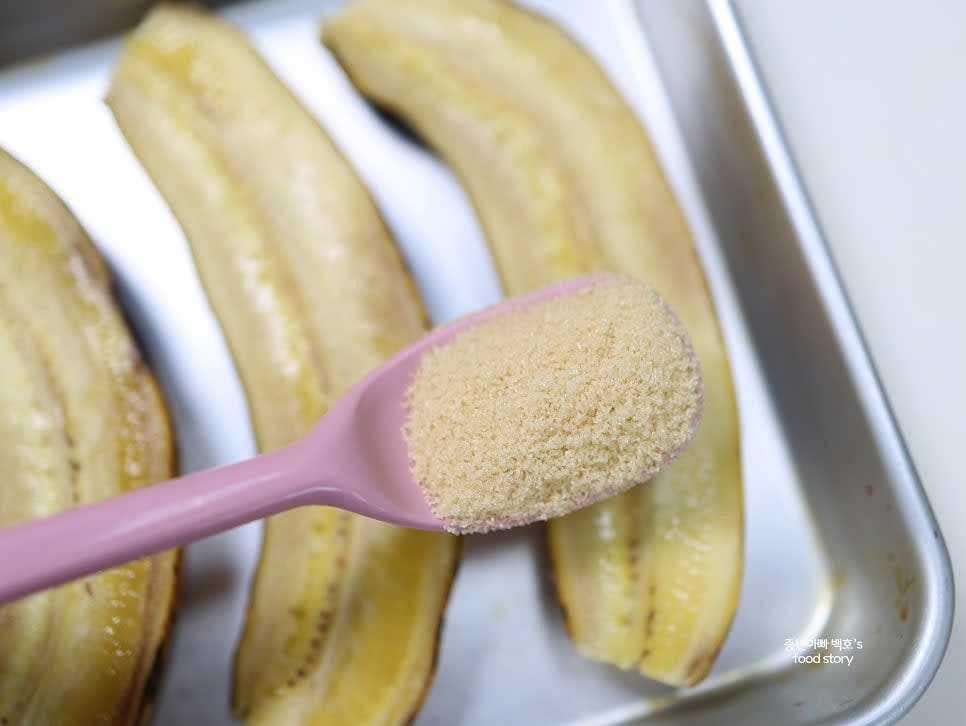 바나나의 표면에 설탕을 골고루 뿌려줍니다. 1개당 약 2스푼 정도 사용합니다.