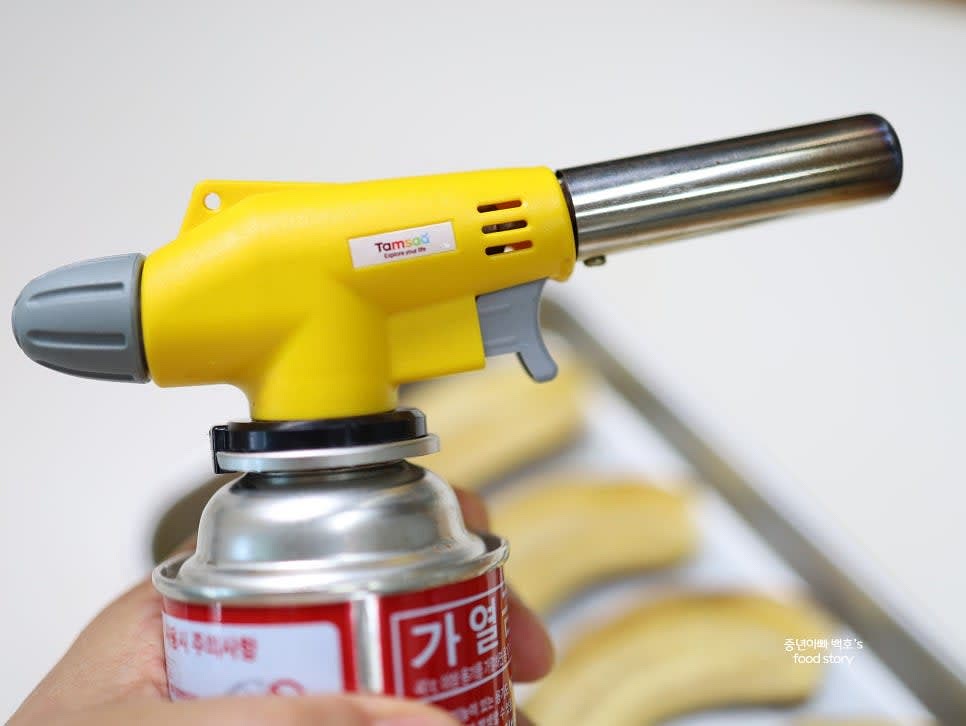 요리용 토치를 사용해 설탕이 캐러멜라이징되도록 가열합니다. 골고루 가열해 전체 표면이 갈색으로 변하도록 조절하세요.