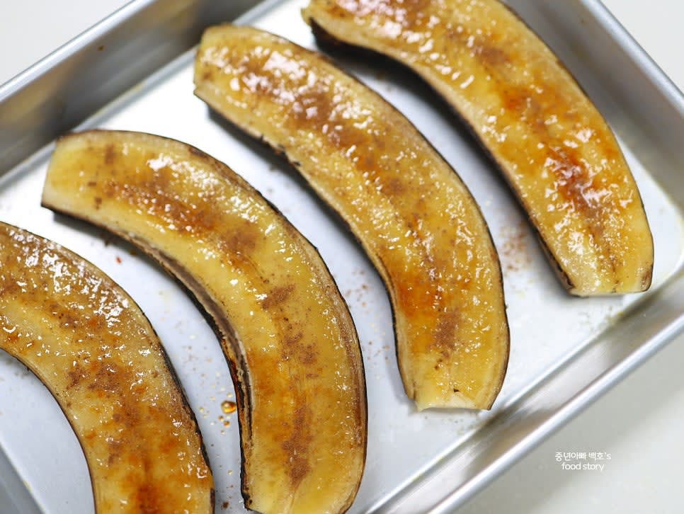 시나몬 가루를 솔솔 뿌려 향을 더합니다. 취향에 따라 생략 가능합니다.