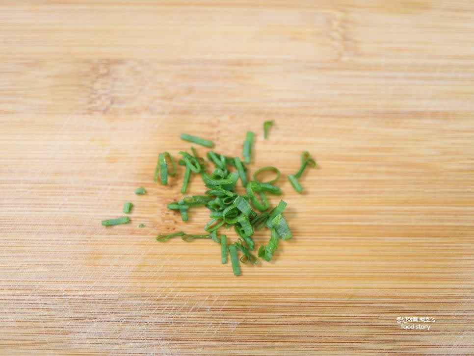 쪽파 또는 대파를 잘게 썰어 토핑으로 사용할 준비를 합니다.