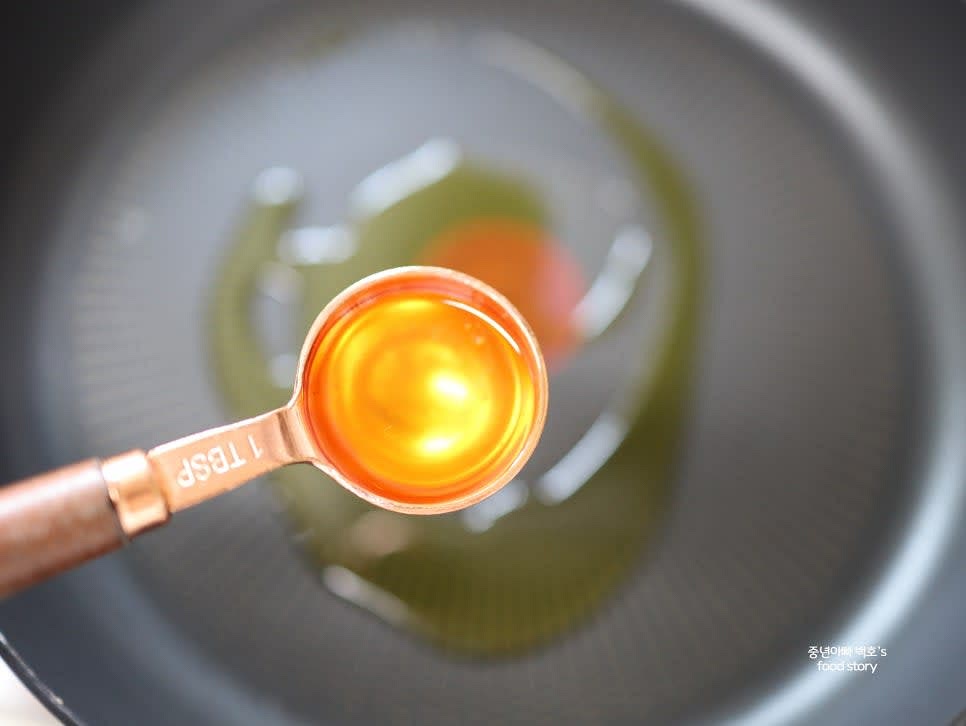 팬에 들기름 3스푼을 넣고 약간 달궈줍니다.