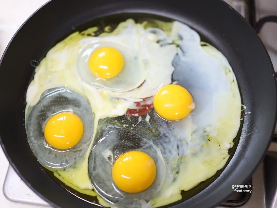 약불로 낮추고 달걀 4알을 팬에 부어줍니다.