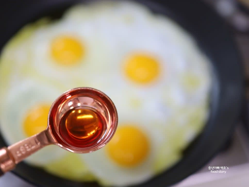 국간장 1/2스푼을 팬 가장자리에 뿌려 간을 맞춥니다.