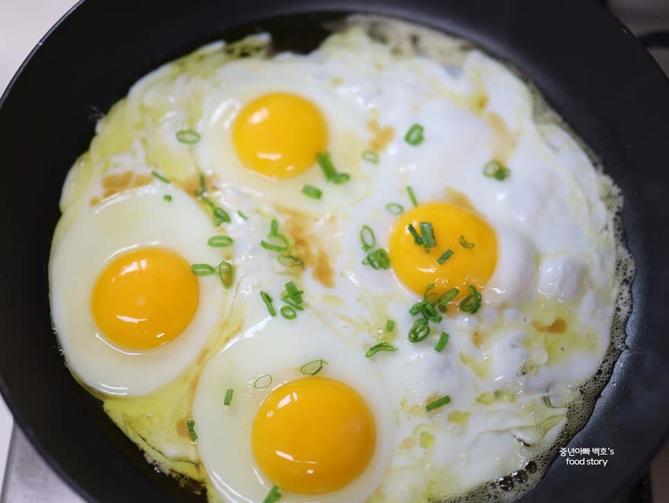 쪽파 또는 대파를 골고루 뿌려 향을 더합니다.