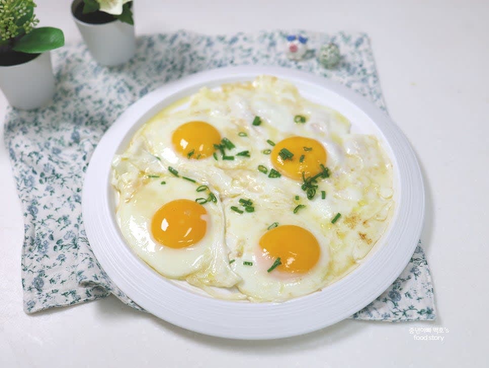 계란후라이를 접시에 담아 밥과 함께 서브합니다.