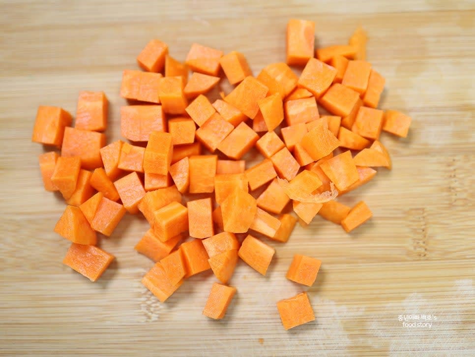 감자, 당근, 양파를 먹기 좋은 크기로 사각형 모양으로 썰어 준비합니다.