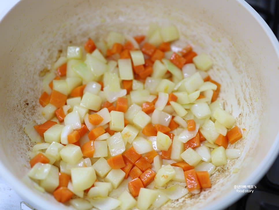 팬에 식용유 2~3스푼을 넣고, 당근을 먼저 볶은 후 감자와 양파를 넣고 함께 볶아줍니다.