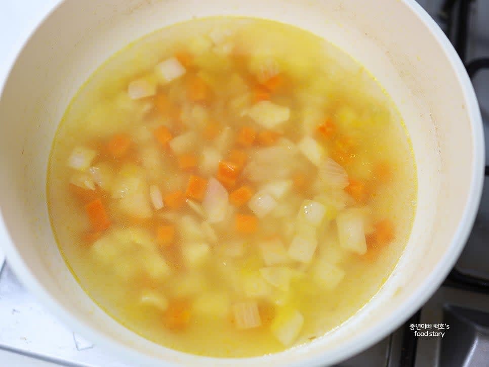 물 600ml를 팬에 부어 재료가 익을 때까지 끓여줍니다.