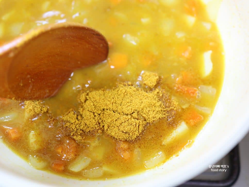 재료가 익으면 카레 가루 50g (1/2봉지)을 조금씩 넣으면서 잘 풀어줍니다.