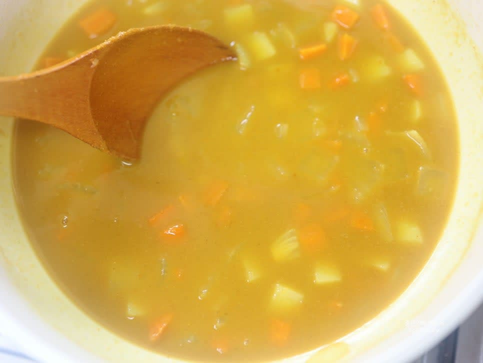 카레 가루가 잘 섞이고 농도가 맞으면 3~5분 더 끓여 완성합니다.