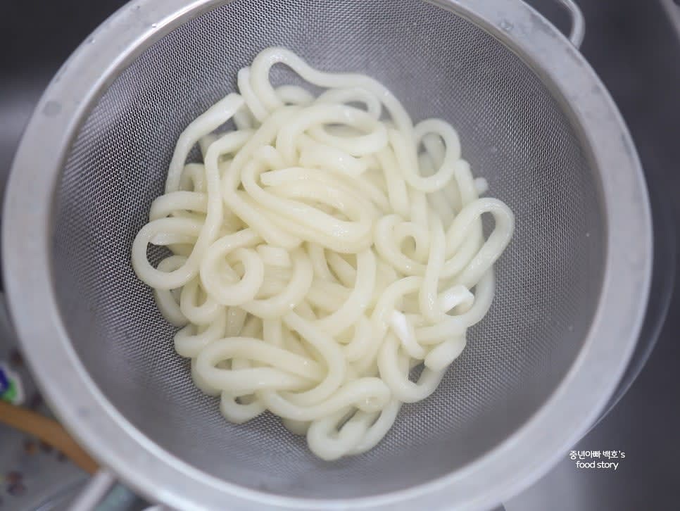 냉동 사누키 우동 면을 끓는 물에 1~2분간 데친 후 찬물에 헹궈 물기를 빼줍니다.