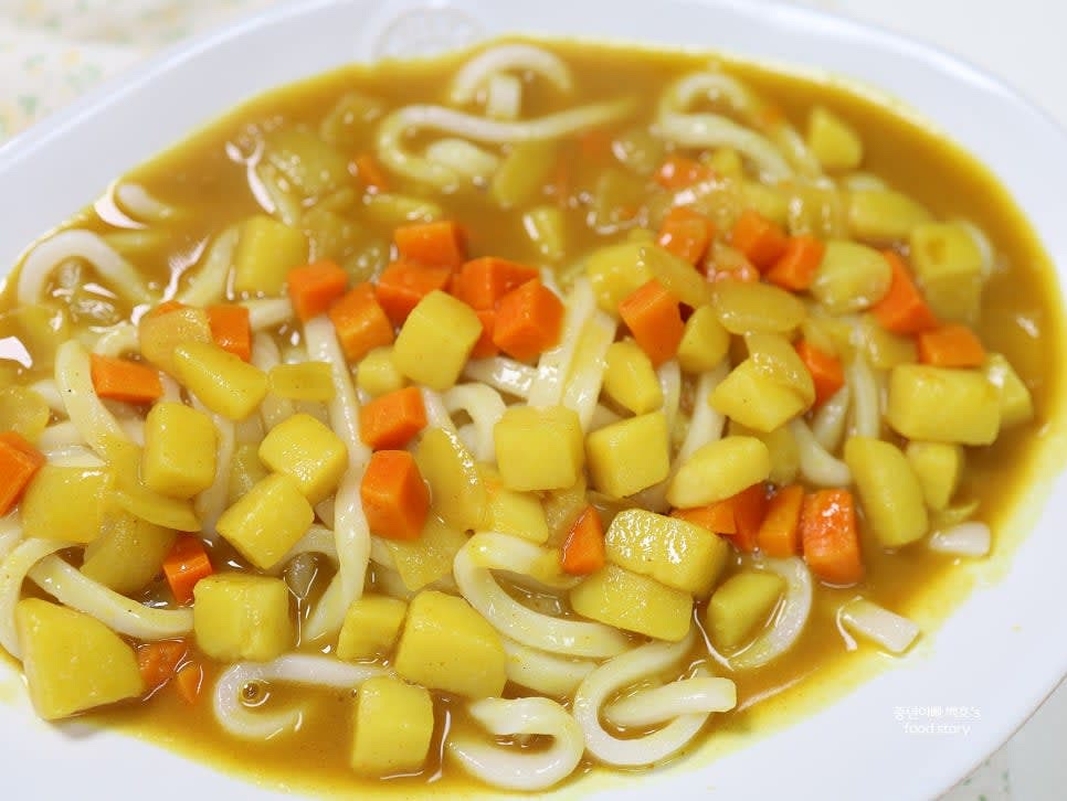 그릇에 우동 면을 담고 위에 카레를 골고루 부어줍니다.