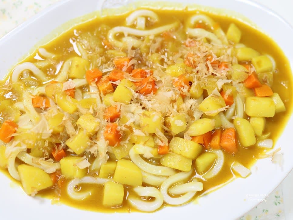 마지막으로 가쓰오부시를 넉넉히 뿌려 풍미를 더해 서브합니다.