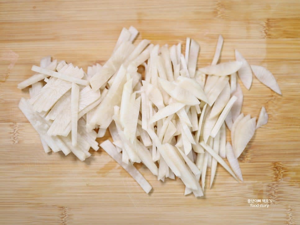 동치미 무 1/2개를 얇게 썰고 채를 썰어 준비합니다. 무가 짜거나 쓴맛이 날 경우 물에 잠시 담갔다가 물기를 빼주세요.