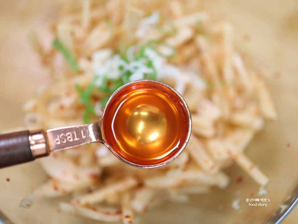 대파 1스푼을 송송 썰어 넣고, 매실액 1/2스푼을 추가합니다.