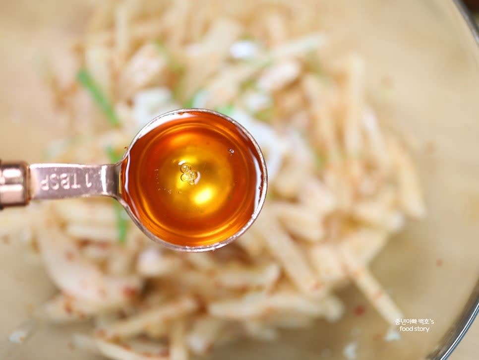 들기름 1스푼과 통깨 1스푼을 넣고 손으로 조물조물 무쳐줍니다.