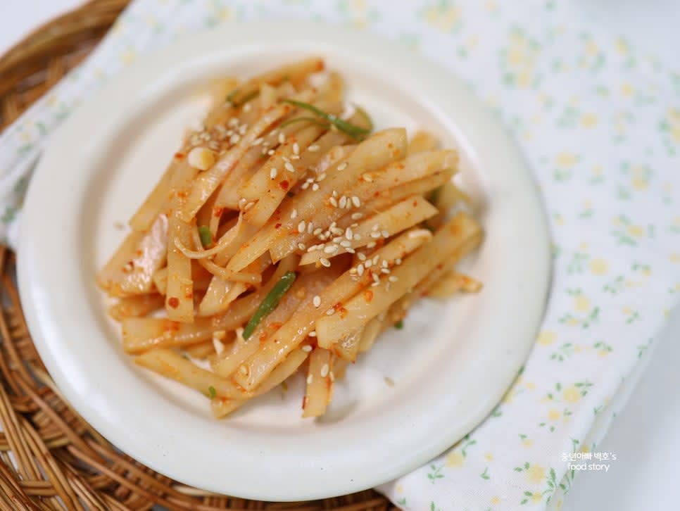 완성된 무채무침을 접시에 담고 통깨를 조금 더 뿌려 서빙합니다.