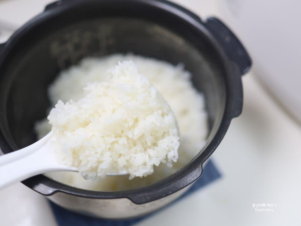 밥이 완성되면 주걱으로 살살 저어 식혀줍니다.