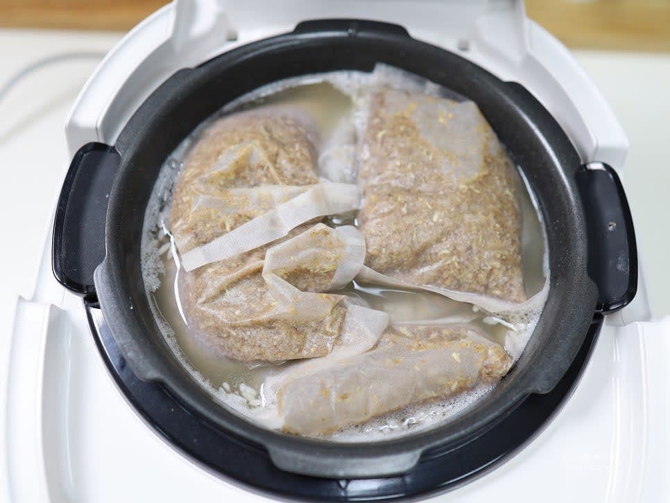 전기밥솥에 식힌 밥, 설탕물, 엿기름 티백 6봉을 넣습니다.