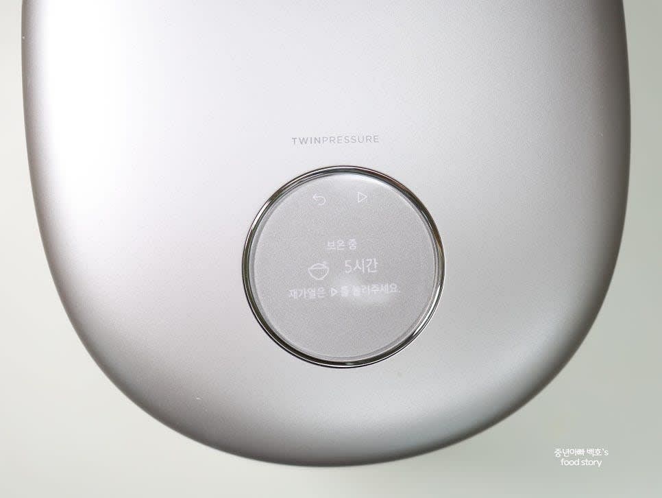 전기밥솥을 보온 모드로 설정하고 4~8시간 동안 발효시킵니다.