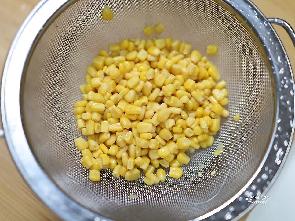 캔 옥수수는 채반에 밭쳐 물기를 빼줍니다.