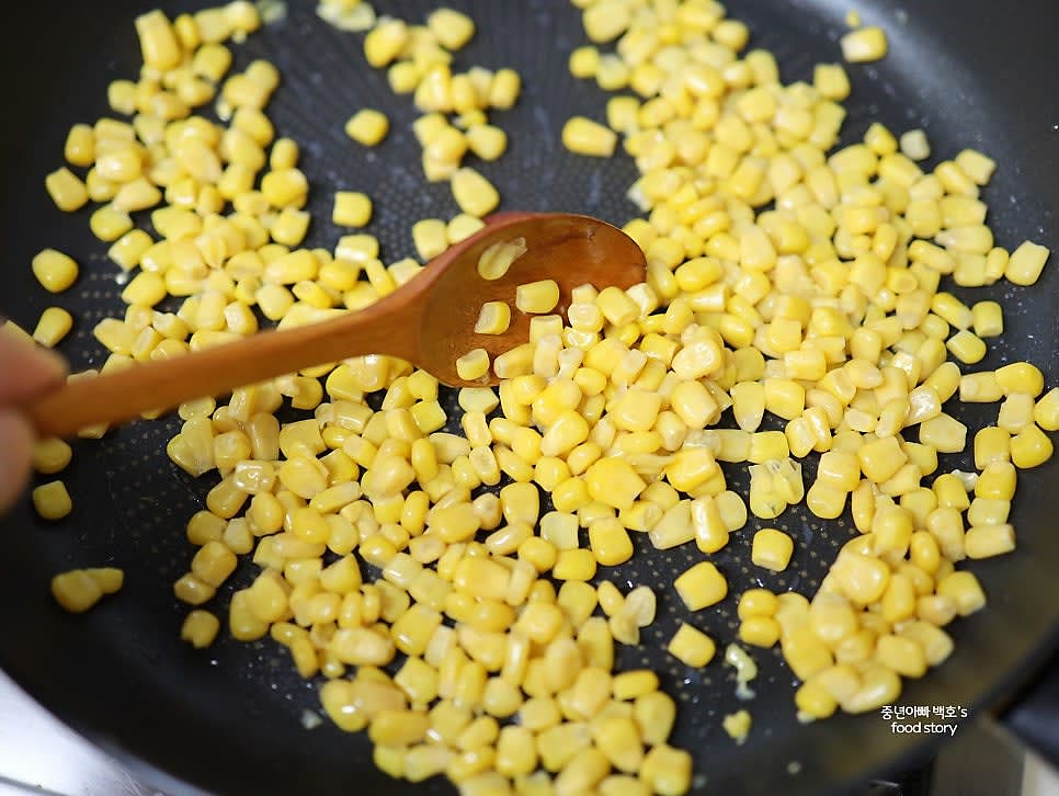 기름 없이 팬에서 옥수수를 약불로 볶아 수분을 날려줍니다.