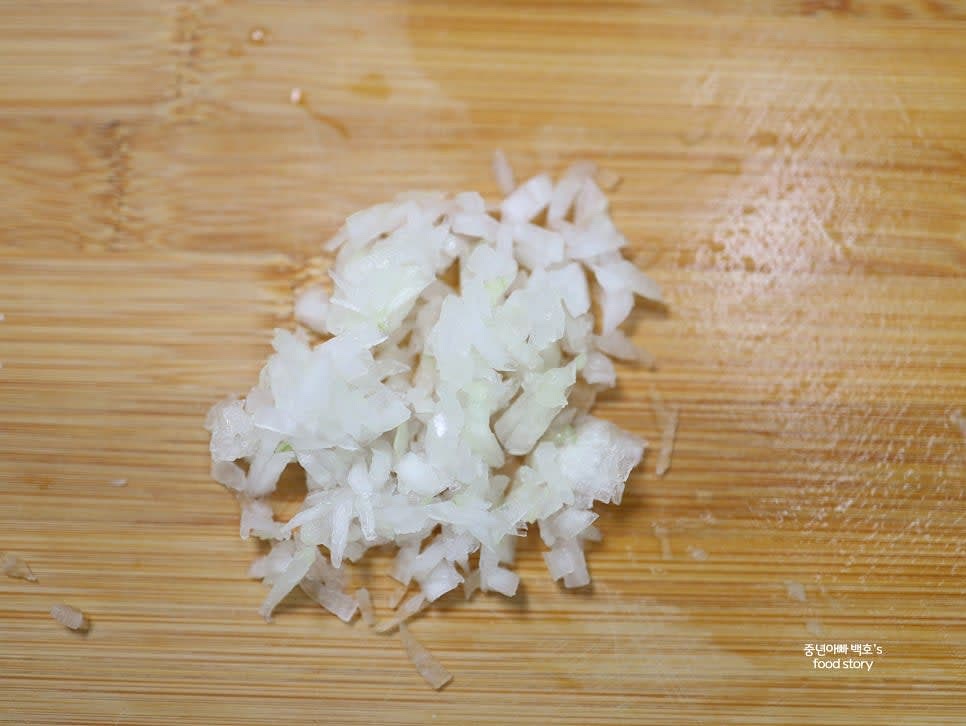 양파는 잘게 다져 1스푼 정도 준비합니다.