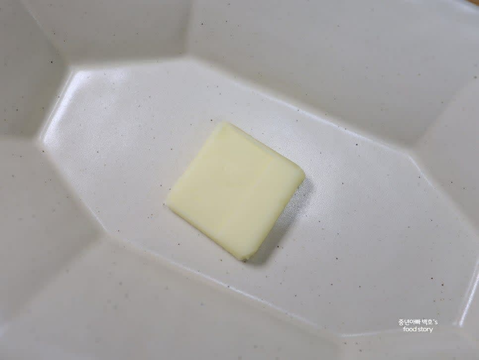 가염 버터 1/2스푼을 전자레인지에서 녹여줍니다. 10초씩 끊어서 돌려주세요.